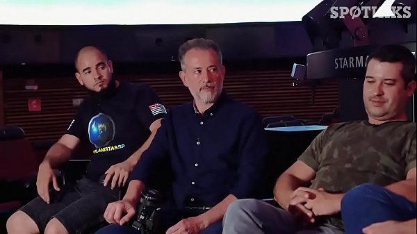 Três terraplanista tomando paulada de um Cienti...