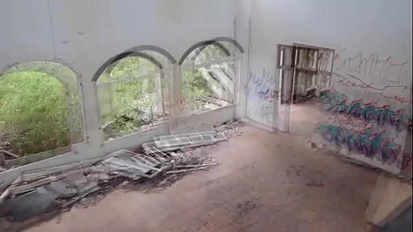 Download Video - exhib SM dans un village vacance en ruine
