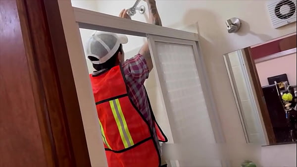 Me folla el plomero despu&eacute;s de arreglar las tub...