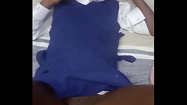 Fiatal roma lány izgatottan játszik vibrátorral a bérlője előtt