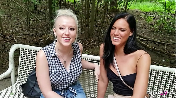 Deutscher Kerl �berredet Zwei M�dels Zu AO Dreier Im Freien
