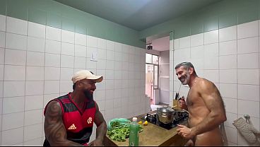 cheguei e o coroa me pegou na cozinha mesmo