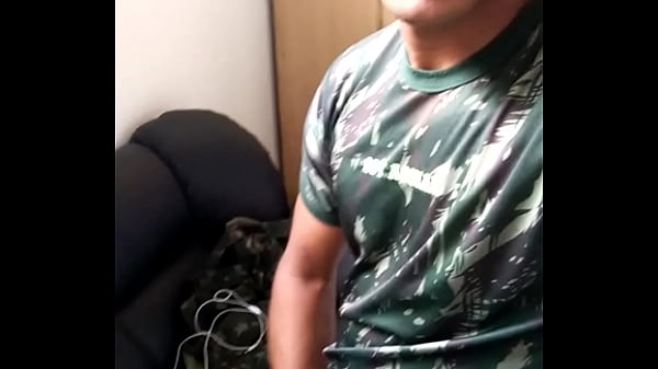 Militar avntureiro no trabalho