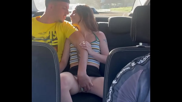 Download Video - Pareja joven amateur follando en taxi pillados camara oculta