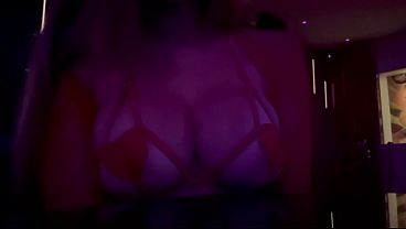 Italian big Tits Milf Artemisia Love Making her juicy boobs bounce at the curb