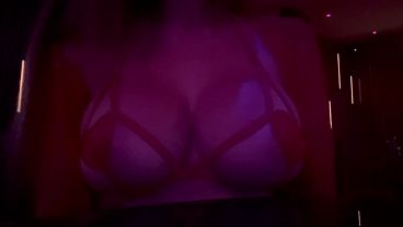 Italian big Tits Milf Artemisia Love Making her juicy boobs bounce at the curb