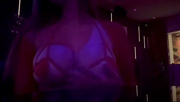 Italian big Tits Milf Artemisia Love Making her juicy boobs bounce at the curb
