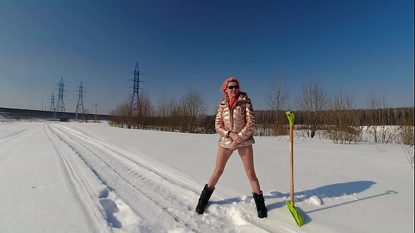 Pissing and orgasm in winter!