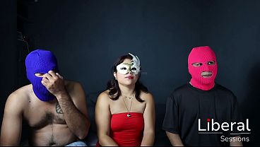 ASI DE PUTA RECIBE DOS VERGAS, UNA DE SU AMANTE Y LA OTRA DE SU MARIDO