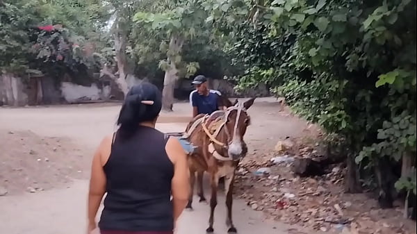 Download Video - Lleg&oacute; mi vecino y me ayud&oacute; a llevarme a casa y luego termin&oacute; d&aacute;ndome una buena cogida y su rico semen en mi cara&excl;&excl;&excl; Sexo casero amateur