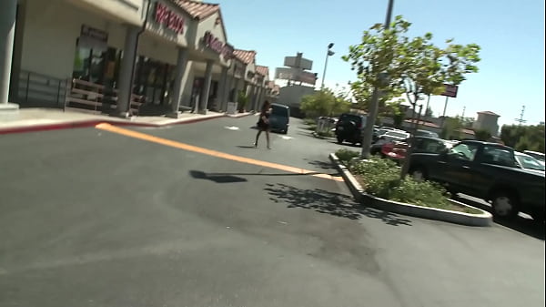 Chupou os peitos dessa loirinha safada at&eacute; ela ficar cheia de tes&atilde;o e depois meteu a pica nela