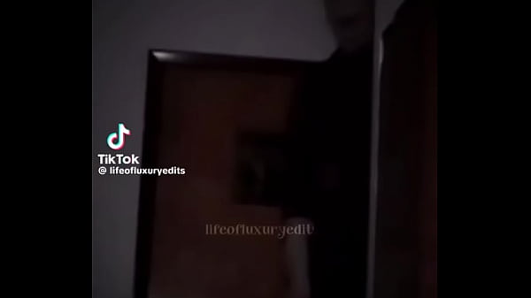 O Cara pega no traseiro na mulher