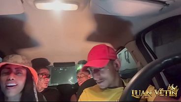 Download Video - Motorista de Aplicativo&comma; faz suruba ah 4 dentro do carro