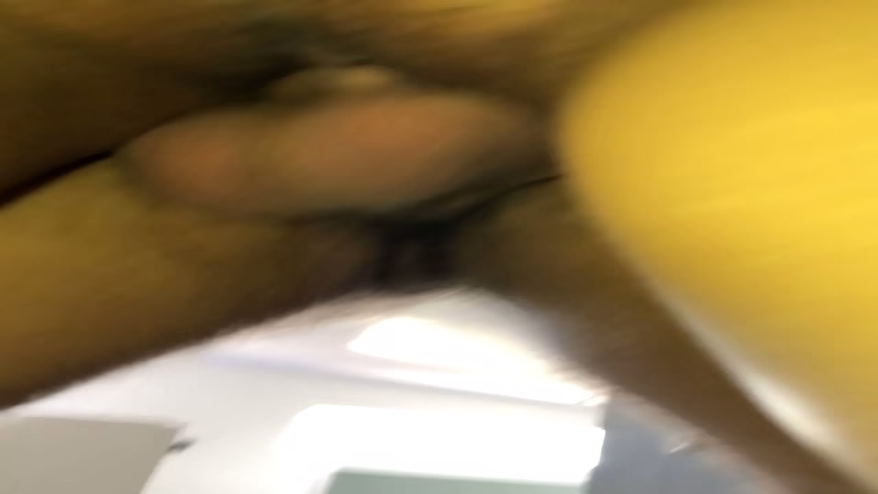 "Mira, cornudo, mira esta polla en mi boca." Una mujer casada y traviesa humilla a su marido con su amante, tragándose el pene del hombre antes de sentarse sobre él y hacer twerking.
                    latina sexy ass amateur wife fetish secretary housewife brazil couple gloryhole hotwife hispanic cuckold black hair ass shaking beautiful face latino man muchos negros