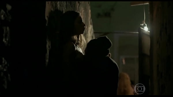 Quem não queria mamar nos seios de Grazi Massaf...