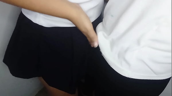 Easysexhot - PAREJA DE ESTUDIANTES CACHONDOS FOLLA DE PIE EN UNA ESQUINA DEL AULA DE CLASE Y TERMINA EN CREAMPIE