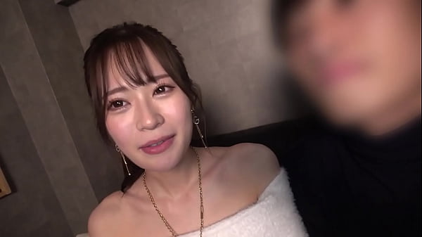 Part 1 【Slender body glimpsed through an off-the-shoulder dress...The best of the cute and beautiful types! A slender beautiful woman with a natural and innocent look].