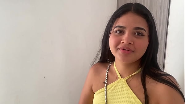 Download Video - Hermosa mujer se va follar con un desconocido porque el novio la dej&oacute; sola en una carretera nacional