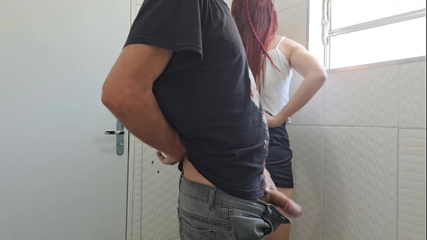 Download Video - Funcion&aacute;ria faz sexo em banheiro publico&excl;