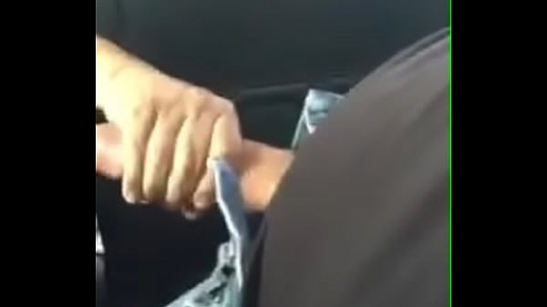 Download Video - Me masturbo en el uber y el conductor me mira y se excita