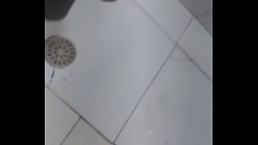 Sem dinheiro não arrumo uma mulher pra arrancar o leite acumulado