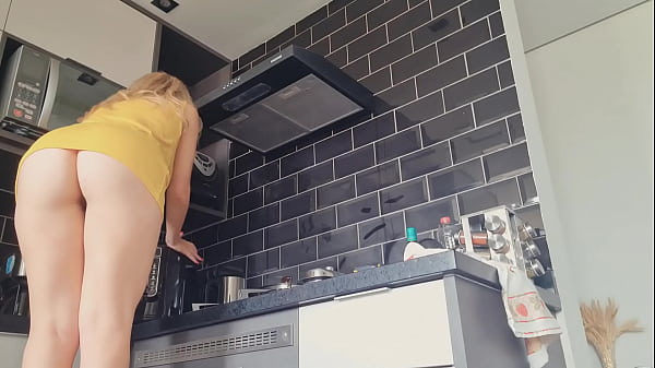 gata gostosa na cozinha