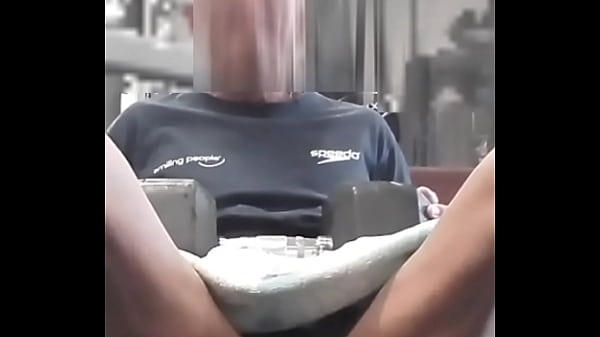 Download Video - Exhib de ma bite toute raide dans la salle de musculation pendant mon hip thrust