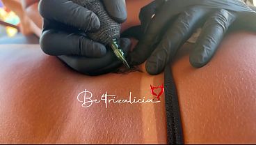 paguei a tatuagem com a bucetinha da minha amiga