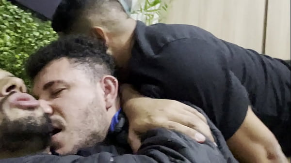 O ENTREGADOR DE PIZZAS VOLTOU PARA SERVIR OS MA...