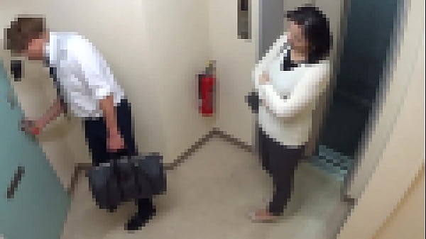 豊満なカラダで欲望のままに快楽を貪る肉弾戦。突き上げるたびに衝撃のＩカップだけでなく尻肉、腹肉ももれなく波打つ激しいセックスに酔いしれる52歳。