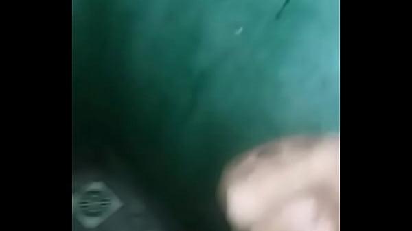 Punheta e gozada no banheiro