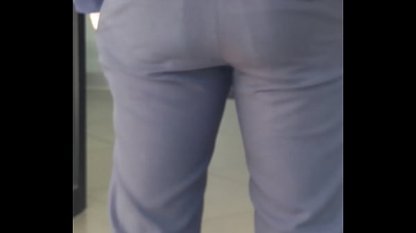 Hombre nalgon en la fila del banco