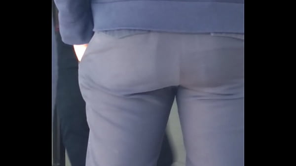Hombre nalgon en la fila del banco