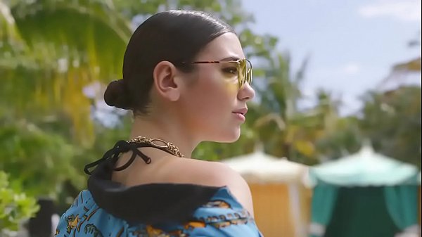 Dua Lipa - New Rules (Official Music Video)