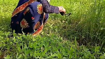 Janvaron ko Ghas Lene Gai bhabhi ki chudai ki aur chut se Moot nikala