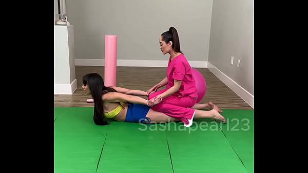 Stretch Mistress & Sasha Pearl الدكتورة بتدلك بزازي