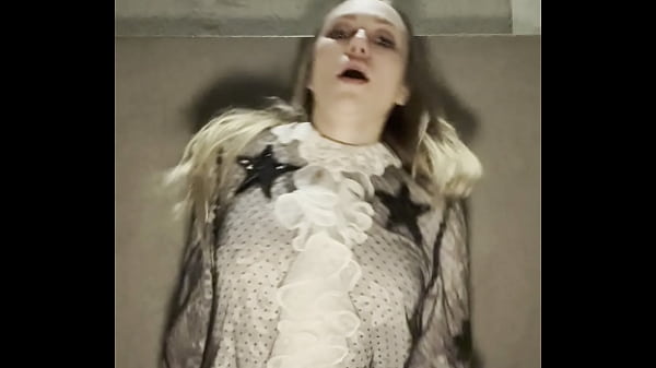 MADRASTRA LESBIANA SE MASTURBA EN BA&Ntilde;O PUBLICO DE CENTRO COMERCIAL ELLA SE GRABA PARA ENVIARLO AL NOVIO, REAL CASERO AMATEUR