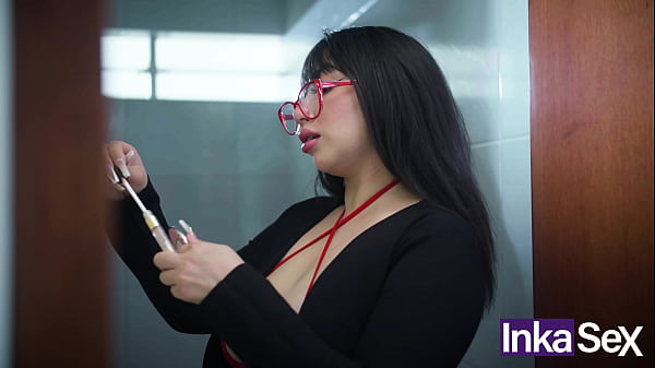 Download Video - Psic&oacute;loga de grande culo se aprovecha de joven paciente mientras le realiza una terapia sexual