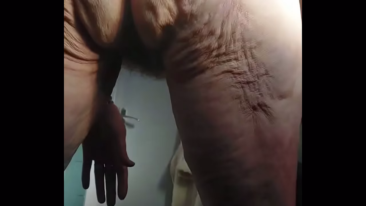 Oma neukt harige kut met dildo