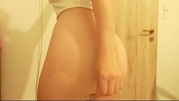 巨女が小柄な男に巨大な曲線美を披露