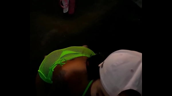 Morena safada transando na praia sem camisinha leva gozada na bunda