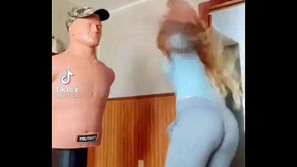 Ruiva batendo em boneco