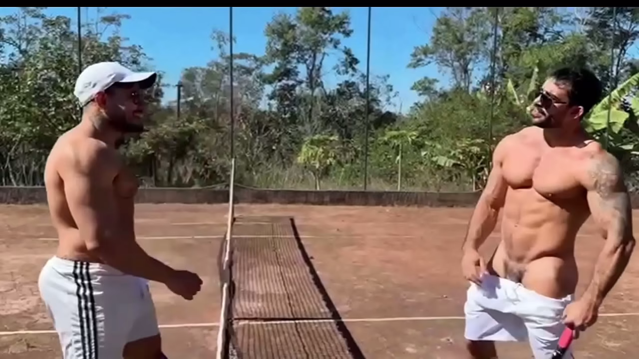 PUTARIA NA QUADRA DE TENIS