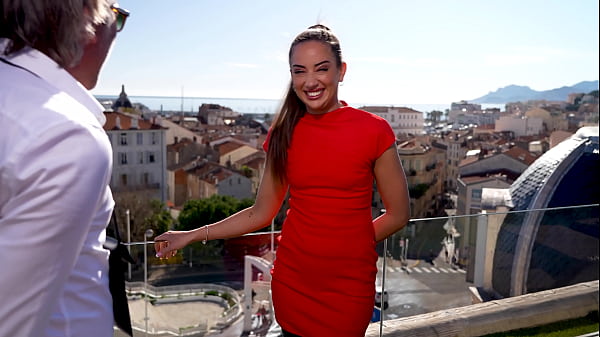 Lara, 22ans, d&eacute;vore deux queues sans mod&eacute;ration !