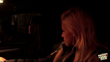 Hermosa chica con gran culo y tetas naturales comiendo una BBC