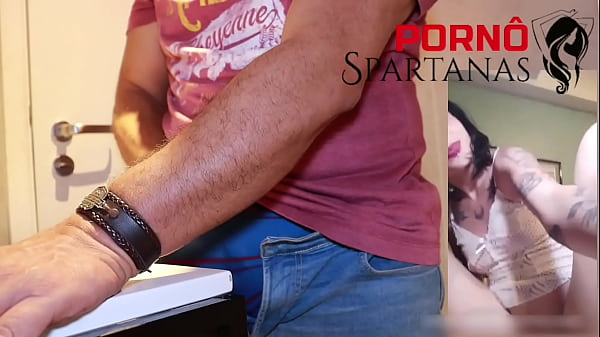 Download Video - Novinha Assiste Porn&ocirc; da M&atilde;e e Vai Sentar no Mesmo Pau