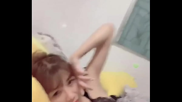 thumb boobs