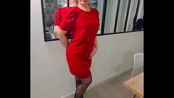 Dans ma robe rouge vetu de porte jartelle je t offre un petit strip