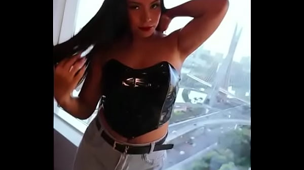 Melissa faz um ensaio para Revista