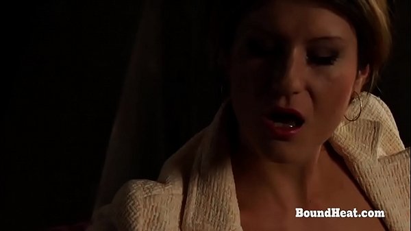 Cargo Trahi: Une Esclave Sur Les Genoux Se Fait Fesser Son Gros Cul